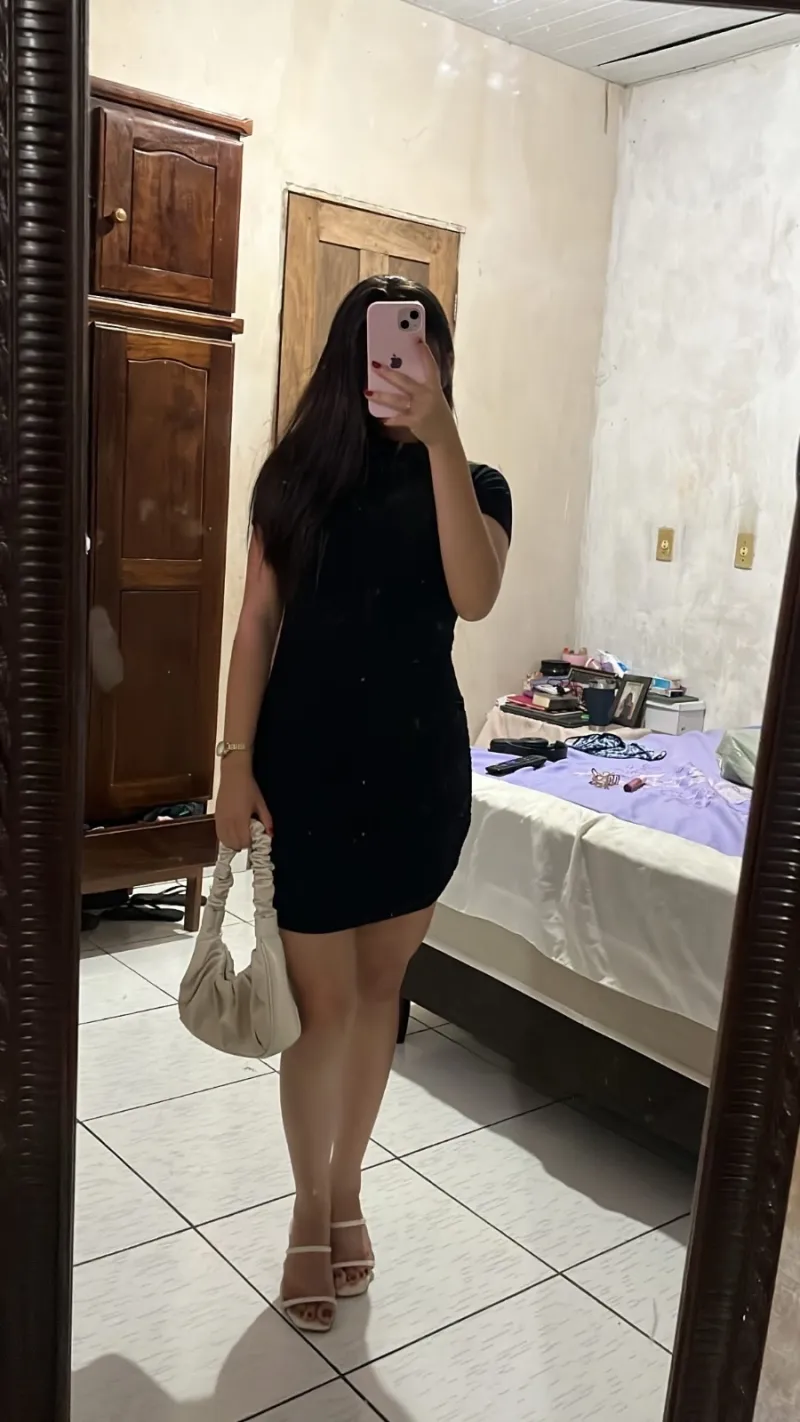 Vestido curto canelado gola alta